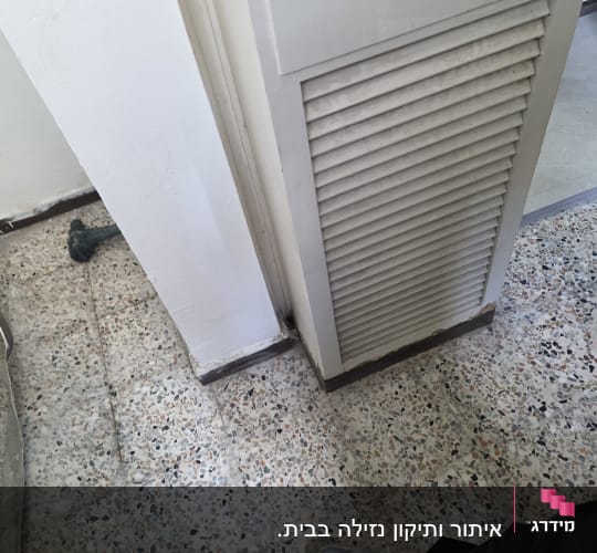רצפה עם אריחים וכלי עבודה ליד קיר